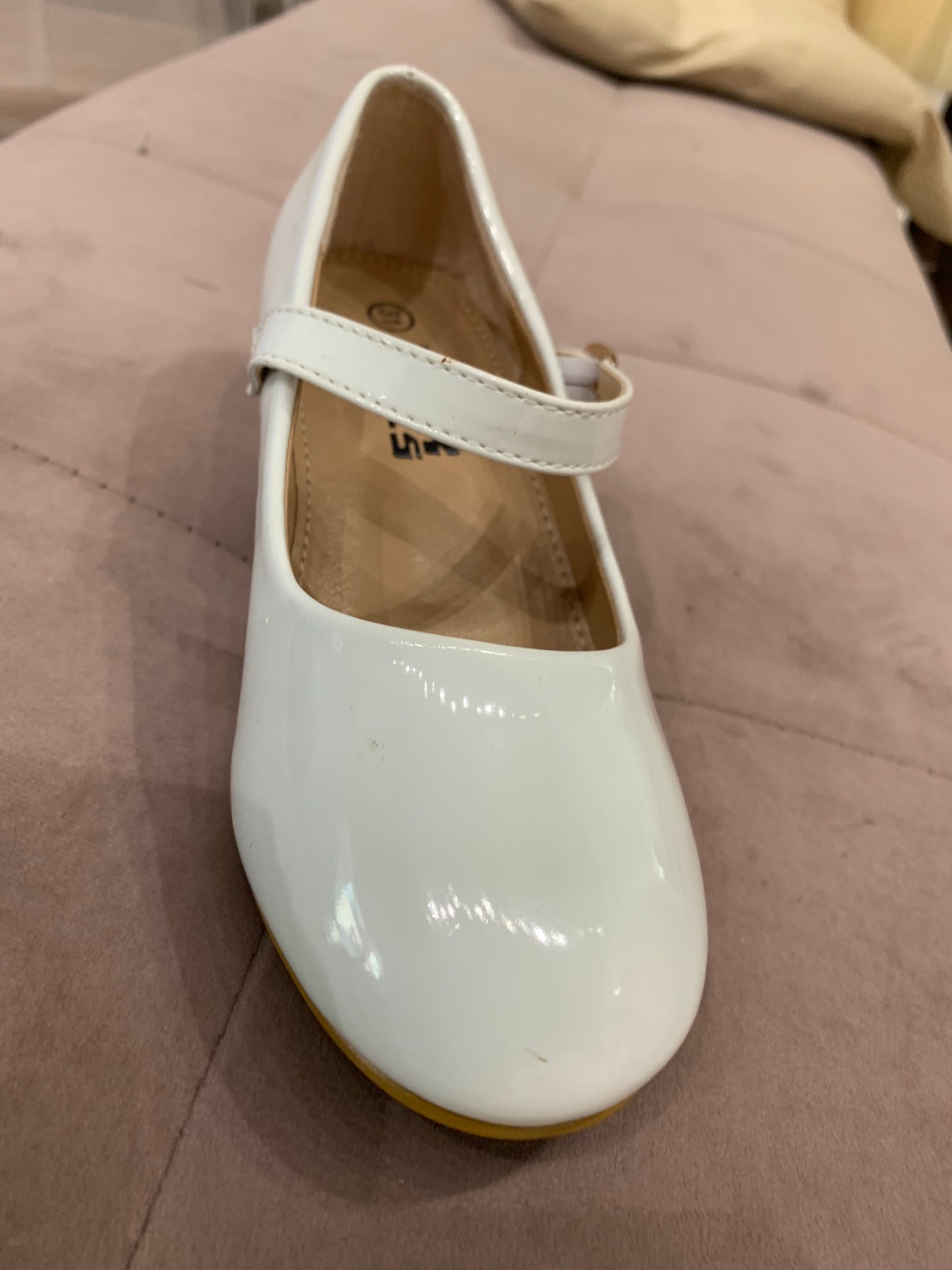 White kitten hills girls shoes