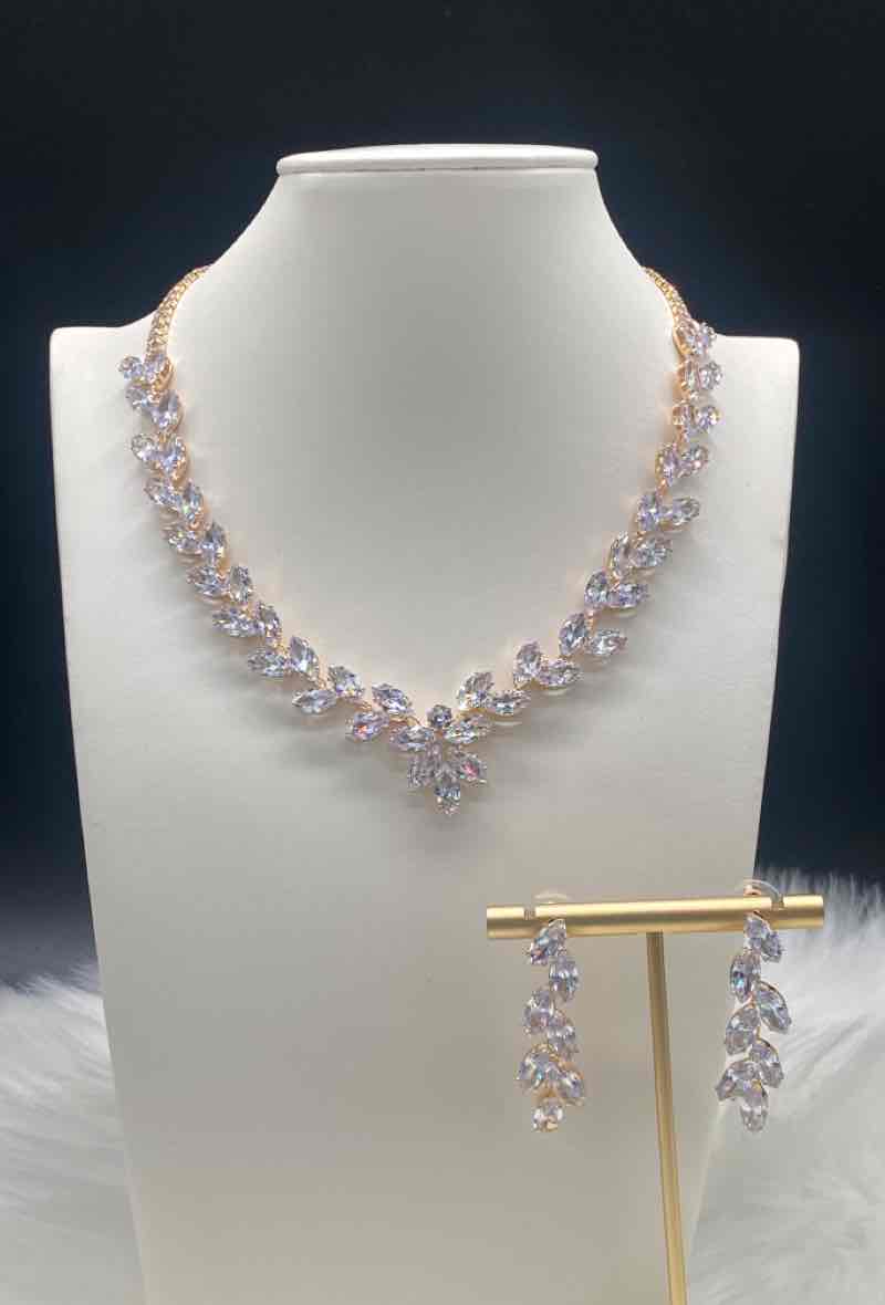 Mgarr Collier and Earrings Set