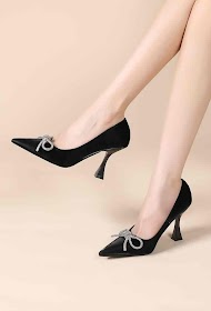 Crystal Bow Pointed heeled court shoes